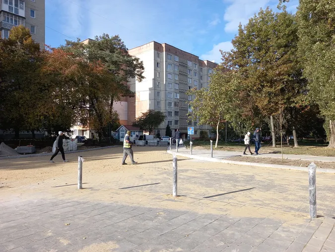 Викорчовані дерева та плитка: що коїться біля луцького РАЦСу (фото)
