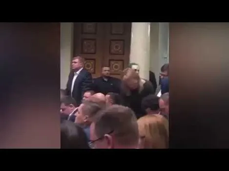 Кива знову похуліганив: прийшов у Раду в гумовій масці (відео)