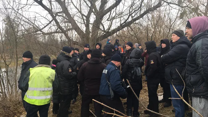 Муніципали продовжать зрізати паркан на Старому ринку в Луцьку
