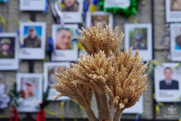 У Володимирі накрили символічний різдвяний стіл для полонених та зниклих безвісти (фото)