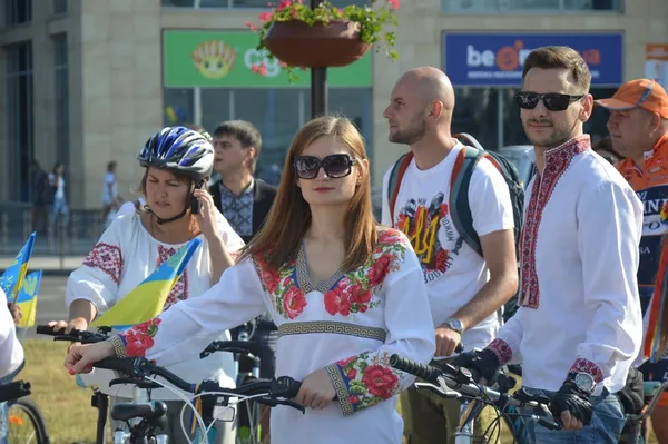 Велосипедисти у вишиванках кружляли Луцьком (фото)