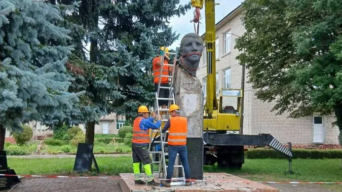 На Волині демонтували радянський пам'ятник: погруддя передали до музею