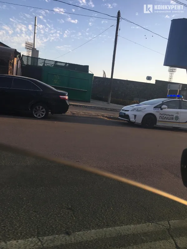 У Луцьку на Грушевського авто «вилетіло» на тротуар (фото)