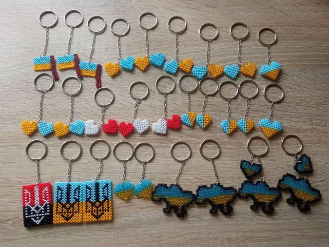 На Волині дівчинка продавала власні вироби з бісеру і купила військовим чоботи (фото)