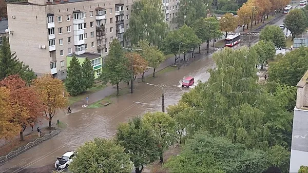Зупинилися тролейбуси: у Луцьку затопило проспект Відродження (фото, відео)
