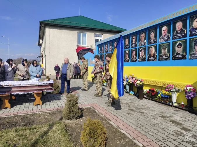 На Волині попрощалися із померлим воїном Миколою Тимощуком (фото)
