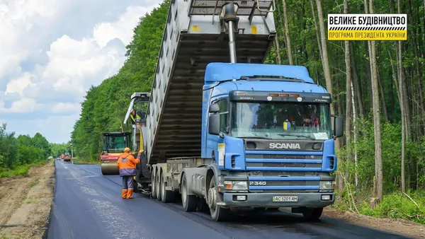 Понад Люцимером і до Світязя: на Волині асфальтують дорогу (фото)