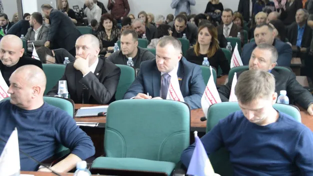 Політичний двобій в Луцькраді, або Репортаж із сесії, якої не було