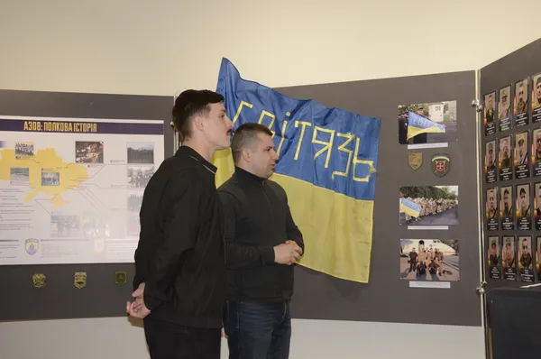 Обладунки повітряного лицаря: льотчик Karaya подарував Луцьку свій переможний комбінезон (фото)