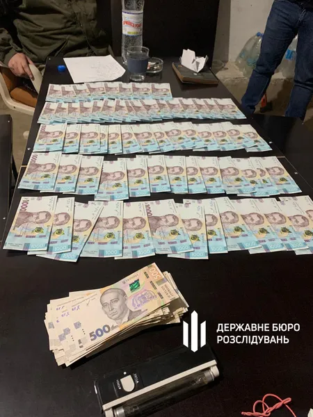 ДБР зловило на хабарі у 100 тисяч двох офіцерів ЗСУ (фото, відео)