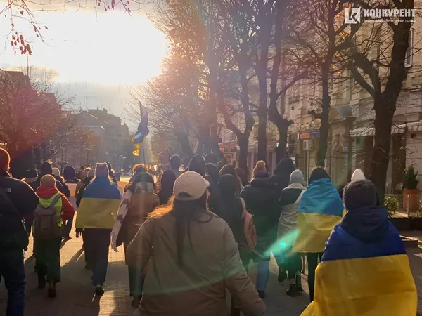 «Бюджет належить громаді»: у Луцьку молодь вимагала від влади більше витрачати на армію (фото)