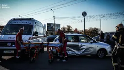 Людину затиснуло всередині: у Луцьку на Рівненській – аварія (фото)