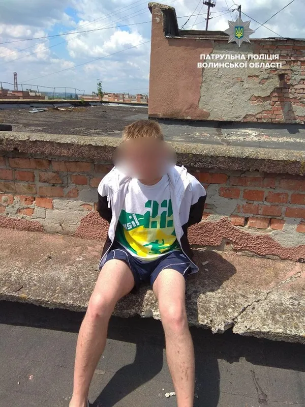 На даху луцького будинку облаштували «наркооранжерею»