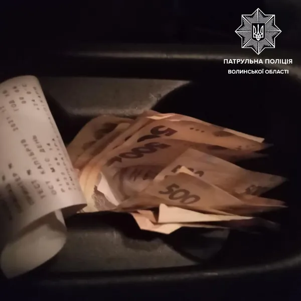 Нічний хабар: у Луцьку п'яний водій дав патрульним 2356 гривень (фото, відео)