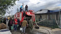 У Рожищі – масштабна пожежа: горить приміщення колишнього гуртожитку (фото, відео)