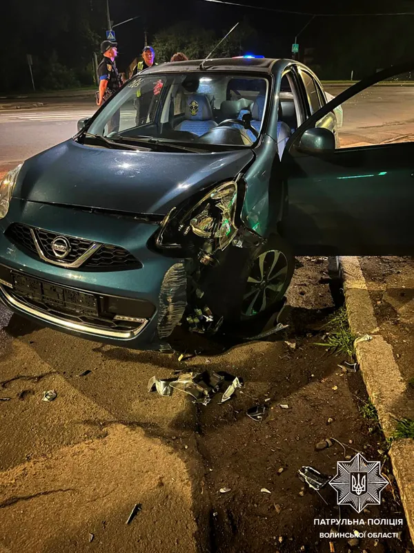У Луцьку вночі п'яна жінка на Nissan Micro збила дорожній знак (фото, відео)