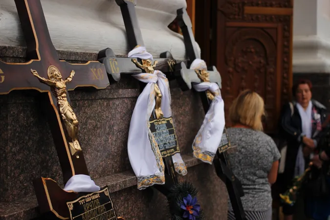 Стільки людей на похоронах давно не було: Луцьк прощався з трьома воїнами (фото, відео)
