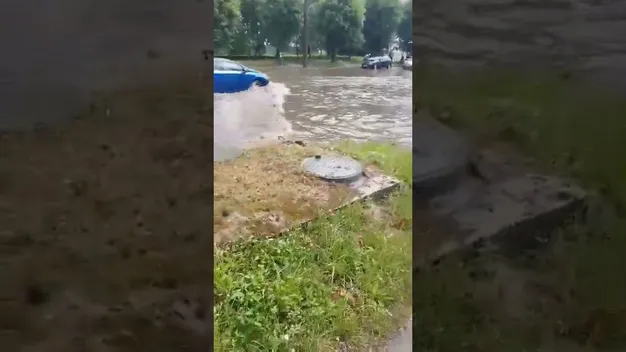 У Луцьку злива і град: вода залила вулиці (відео)