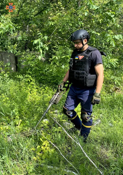 Волинські піротехніки продовжують розміновувати Донеччину (фото)