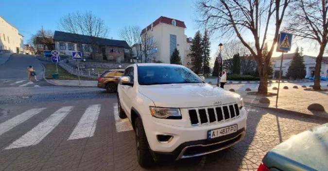 У Луцьку горе-водій припаркувався посеред пішохідного переходу