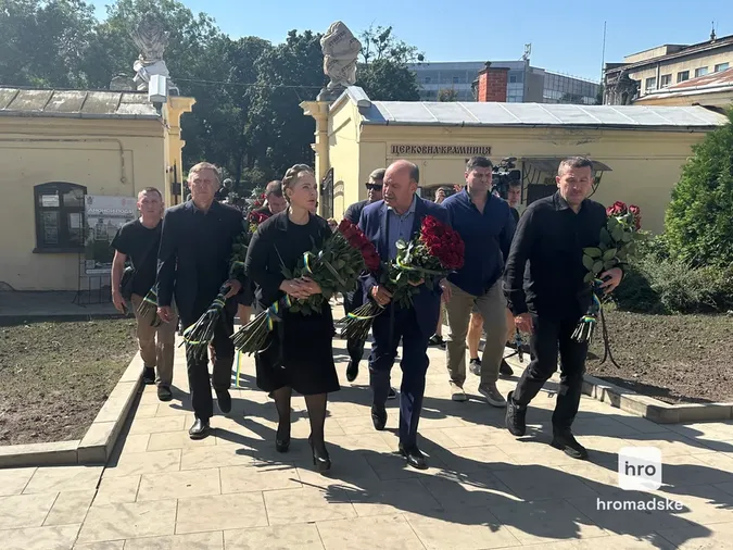 У Львові попрощалися із вбитим політиком Андрієм Парубієм: хто прийшов на поховання (фото)