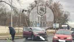У Володимирі влупилися два авто, рух ускладнений (фото)