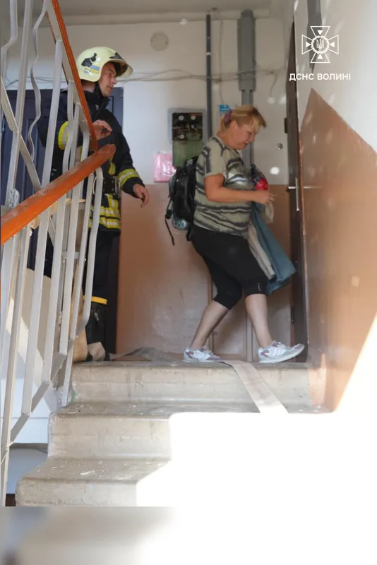 Рятувальники ліквідували наслідки ворожого влучання у багатоповерхівку в Луцьку (фото)