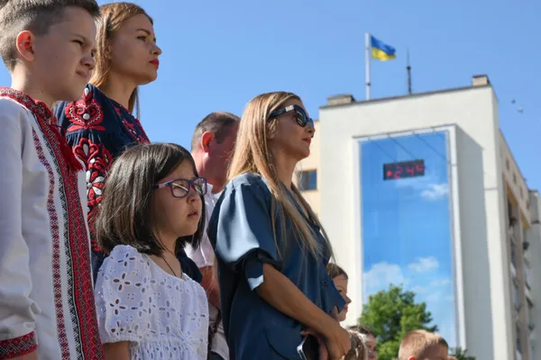 160 золотих та 43 срібних: у Луцьку вручили медалі випускникам (фото, відео)