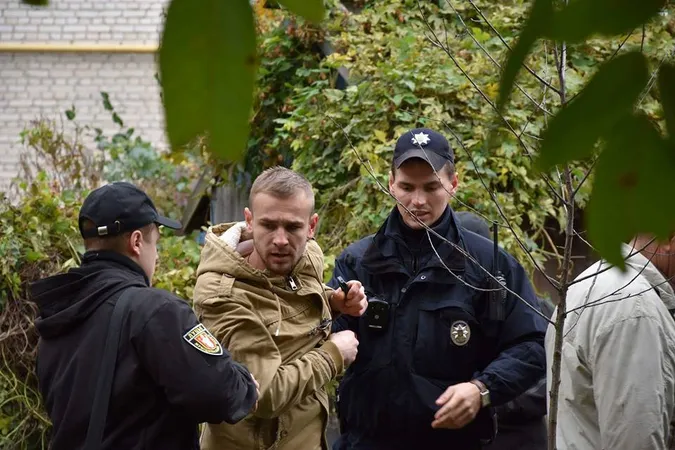 Лучанин «воював» з муніципалами і копами за сарай (фото)