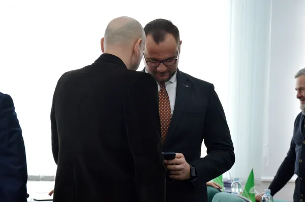 Депутат Ігор Поліщук спілкується з депутатом та головою «земельної» комісії Євгенієм Ткачуком