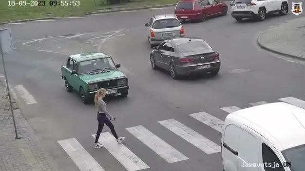 Показали момент збиття дівчини на переході в центрі Луцька (відео)