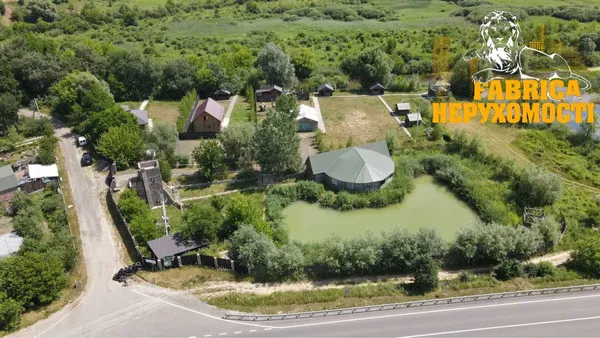 З в'їзною вежею: під Луцьком продають рекреаційний комплекс (фото)