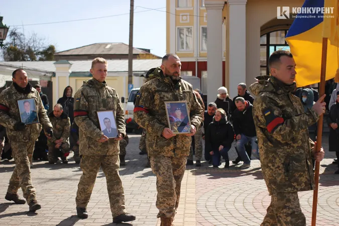 Зі сльозами та на колінах: Луцьк попрощався з трьома своїми Героями (фото, відео)