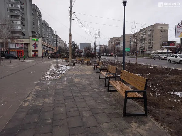 Камінь та концентрація лавок: що коїться на площі перед РАЦСом у Луцьку (фото)