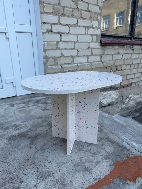Стіл виготовлений з переробленого пластику