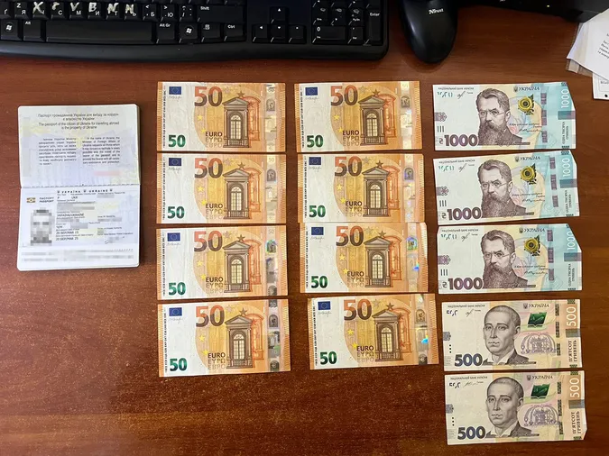 В «Ягодині» затримали двох чоловіків, які за гроші хотіли виїхати за кордон (фото)