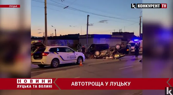 Автотроща у Луцьку: легковик на швидкості врізався в бус і перекинувся (відео)