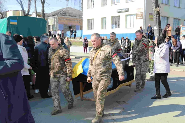 Сам виховував сина: Волинь попрощалася з воїном Іваном Шваївським (фото)
