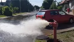 Вода б'є фонтаном: у Ковелі біля церкви прорвало магістральну трубу (відео)