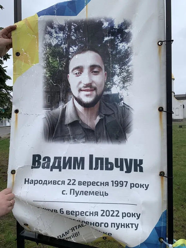 На Волині шквальний вітер понівечив портрети, розкидав лампадки та квіти на Алеї Героїв (фото)