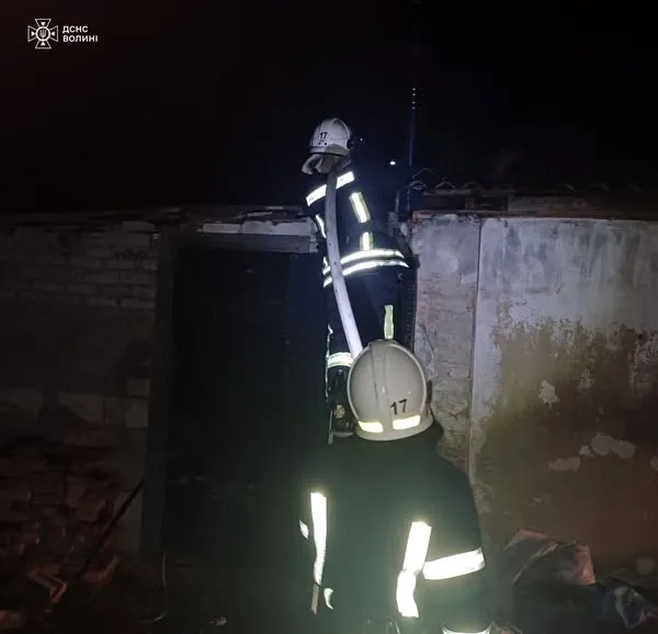 На Волині зайнялися дві пожежі: горіли цегляний будинок і дерев'яний хлів (фото)