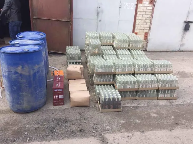 У гаражному кооперативі в Луцьку знайшли партію фальшивого алкоголю (фото)