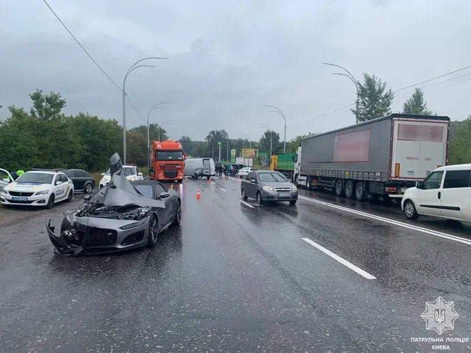 У Києві в масштабній ДТП розбили ексклюзивний спорткар Jaguar за $175 тисяч (відео)