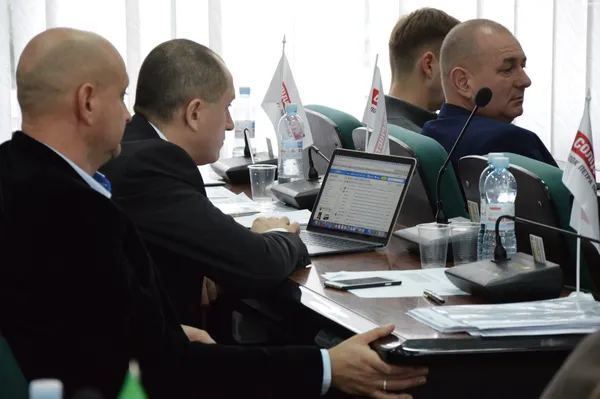 Луцька міська рада працюватиме з новим регламентом та «п'ятою рукою» Романюка