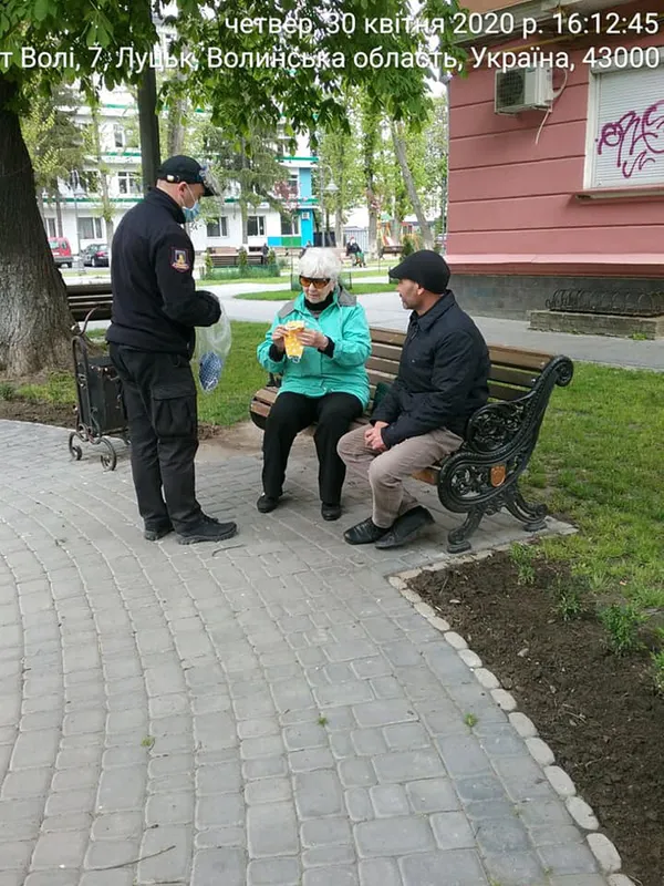 Муніципали роздали сотні саморобних масок від небайдужої лучанки (фото)