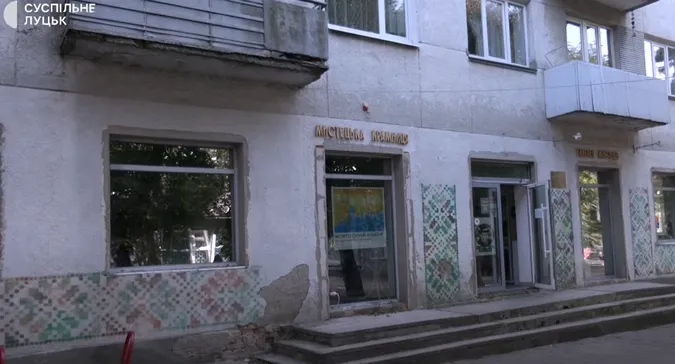 Крапає зі стелі: хто повинен латати дірявий дах луцьким художникам (відео)
