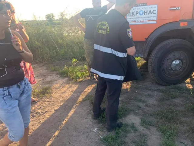 За 5 метрів від дороги: у Липлянах водій незаконно зливав фекалії (фото)