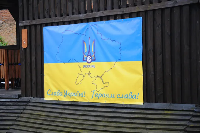 На Луцькому замку почепили банер на знак підтримки збірної України з футболу (фото)