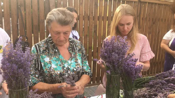 У волинському монастирі плели лавандові вінки, щоб допомогти ЗСУ (відео)