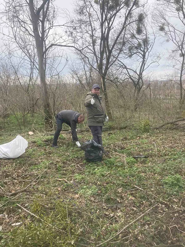 На знак подяки: на Волині і на Рівненщині українці прибирають польські кладовища (фото)